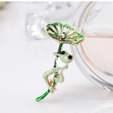 Fashion Sweet Animals the Frog Prince Brooches for Girls Lotus Leaf Cute Pins Jewelry for Women Ladies Accessories Wholesale