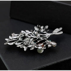 Fashionable Glitter Sweet Christmas Trendy Brooches for Girls Dainty Glamorous Fine Pins Jewelry for Women Ladies Accessories