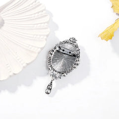 European and American Style Victoria Elegant Sparkle Brooches for Girls Vintage Retro Angel Jewelry for Women Ladies Accessories