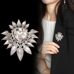 Fashion Glitter Rhinestone Sparking Brooches for Girls Sweet Elegant Charms Pins Jewelry for Women Ladies Accessories Hot Sale