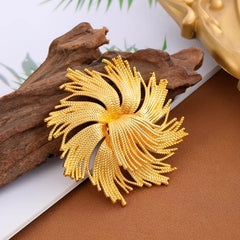 Fashion Vintage Golden Elegant Brooches for Girls Glamorous Charms Snow Flake Pins Jewelry for Women Ladies Accessories Chic