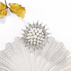 Fashion Elegant Glitter Sparking Rhinestone Brooches for Girls Lustros Imitation Pearl Pins Jewelry for Women Ladies Accessories