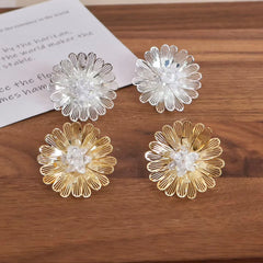 Ladies New Design Flower Shape Small Stud Earring Trendy Simple Fashion Elegant Lightweight Bulk Jewelry Accessories for Causal