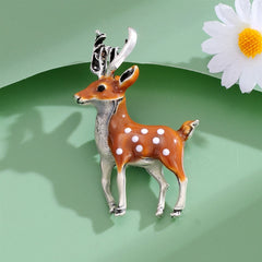 Fashion Christmas Deer Animals Classic Brooches for Girls Elegant Sweet Pins Jewelry for Women Ladies Accessories Wholesale