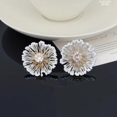 Ladies Flower Shape Creative Design Small Stud Earring Fashion Elegant Graceful Lightweight Bulk Jewelry Accessories for Causal