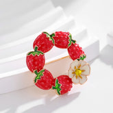 Fashion Strawberry Fruits Sweet Elegant Brooches for Girls Glamorous Charms Pins Jewelry for Women Ladies Accessories Hot Sale