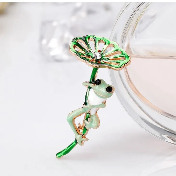 Fashion Sweet Animals the Frog Prince Brooches for Girls Lotus Leaf Cute Pins Jewelry for Women Ladies Accessories Wholesale