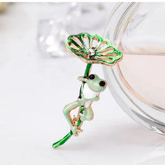 Fashion Sweet Animals the Frog Prince Brooches for Girls Lotus Leaf Cute Pins Jewelry for Women Ladies Accessories Wholesale