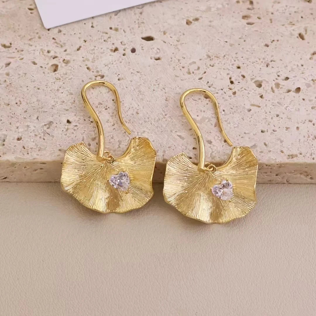 Fashion Simple Minimalistic Elegant Heart Shaped Drop Earrings for Girls Sweet Refined Jewelry for Women Ladies Accessories