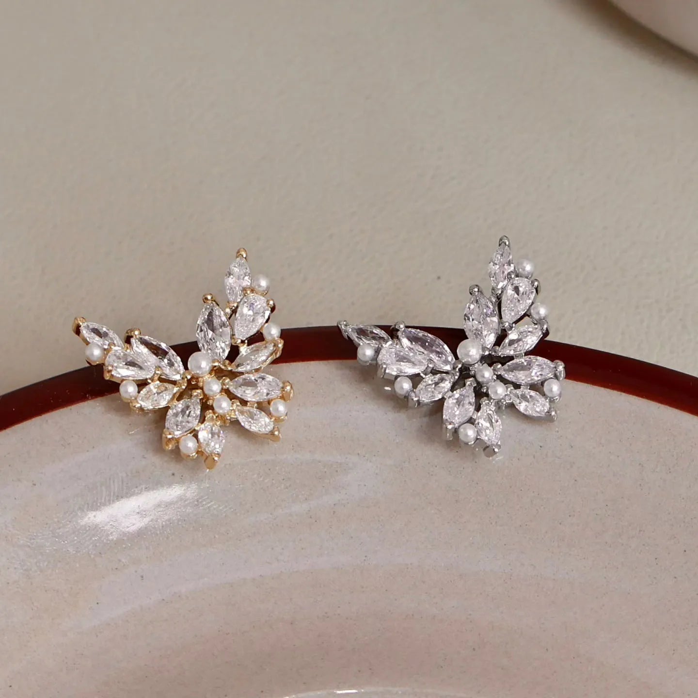Luxury Fashion Butterfly Rhinestone Glitter Stud Earrings for Girls Animals Bear Dainty Jewelry for Women Ladies Accessories