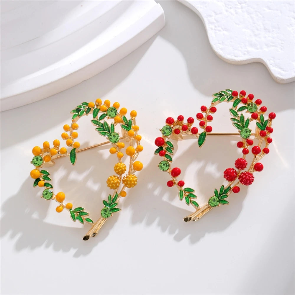 Fashion Heart Shaped Glitter Brooches for Girls Sweet Vintage Glamorous Charms Pins Jewelry for Women Ladies Accessories Female