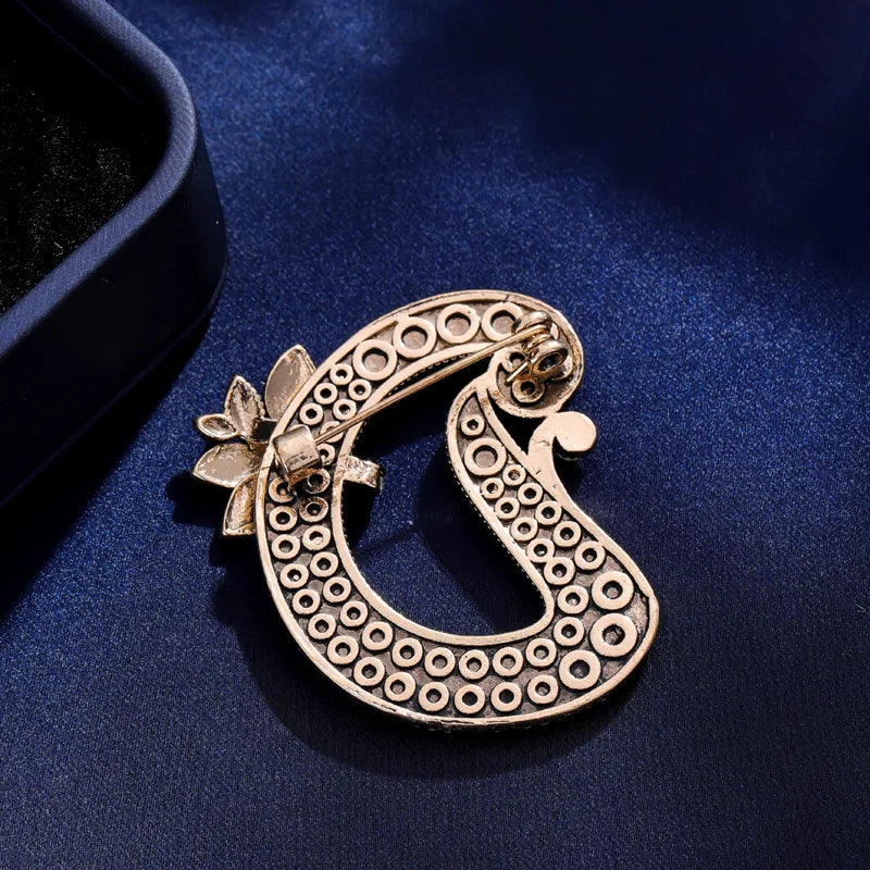 Fashion Sweet Letter Trendy Brooches for Girls Stylish Glamorous Charms Glitter Flower Pins Jewelry for Women Ladies Accessories