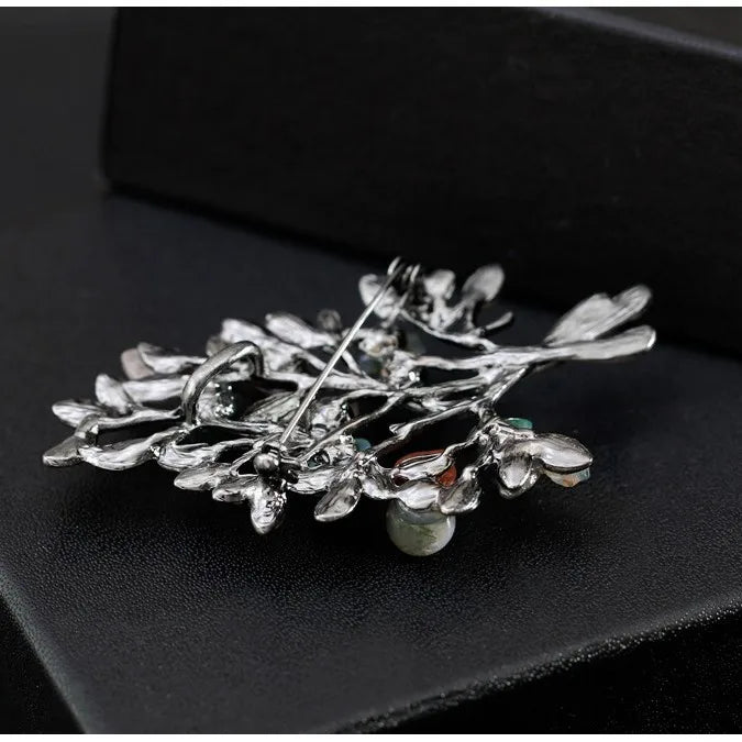 Fashionable Glitter Sweet Christmas Trendy Brooches for Girls Dainty Glamorous Fine Pins Jewelry for Women Ladies Accessories