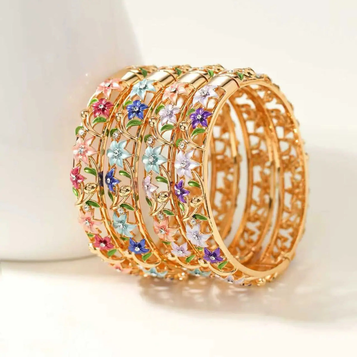 Fashion Trendy Stylish Elegant Vintage Charms Bangles for Girls Bold Dainty Jewelry for Women Lady Accessories Chinese Supplier