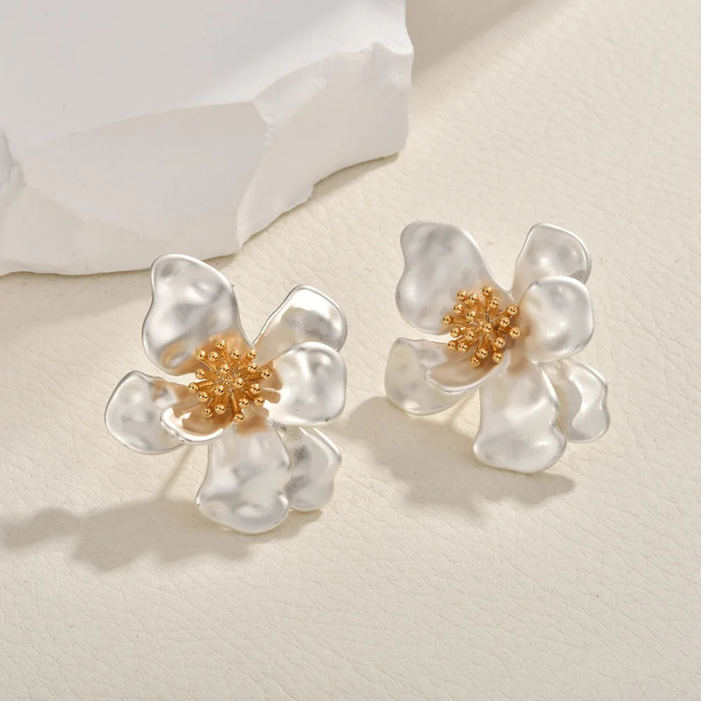 Female Retro Metal Flower Earrings Light Luxury Matte Gold Contrasting Stud Earrings Elegant Casual Fashionable Ear Jewelry