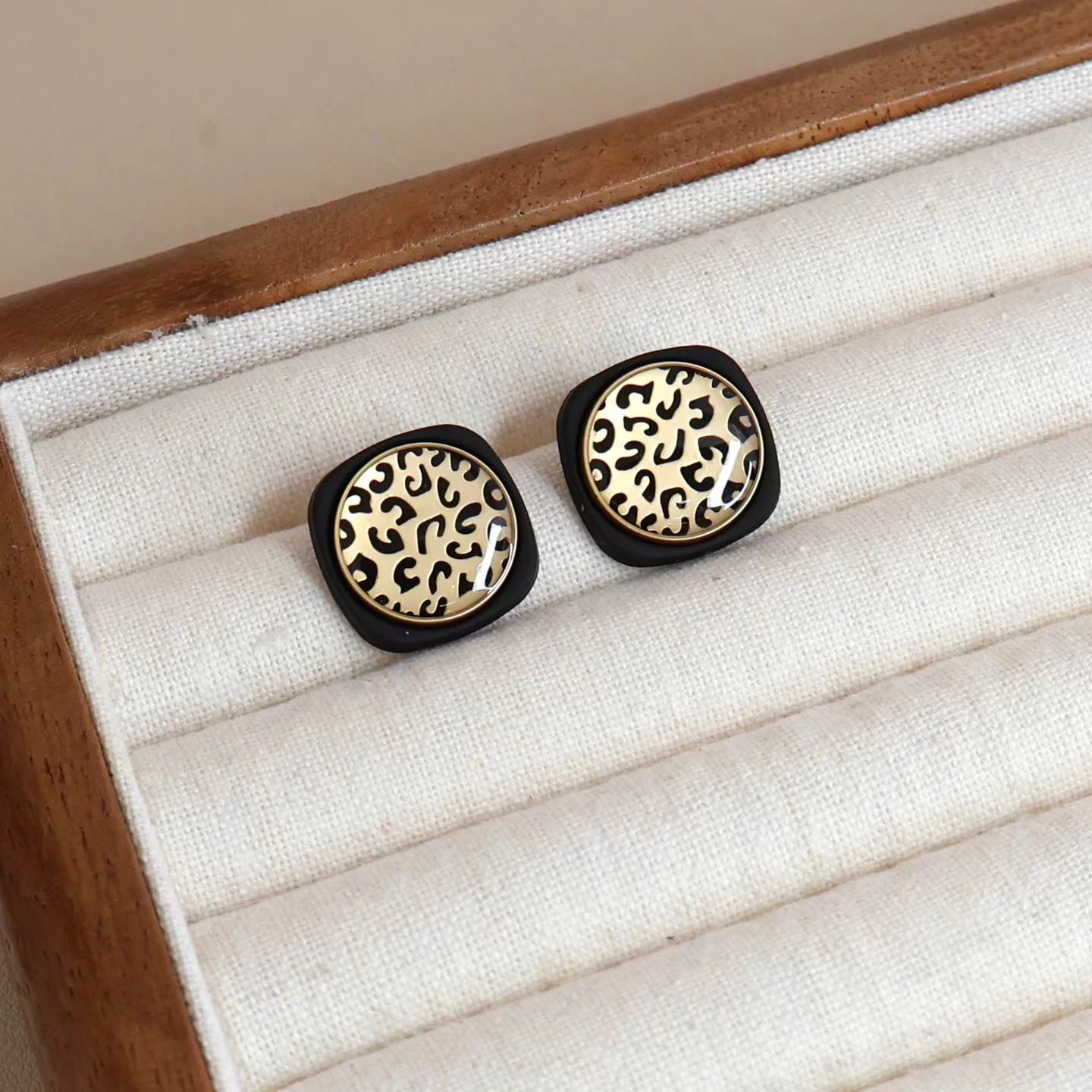 Women Creative Design Amber Color Small Mini Stud Earring Fashion Elegant Lightweight Bulk Order Jewelry Accessories for Daily