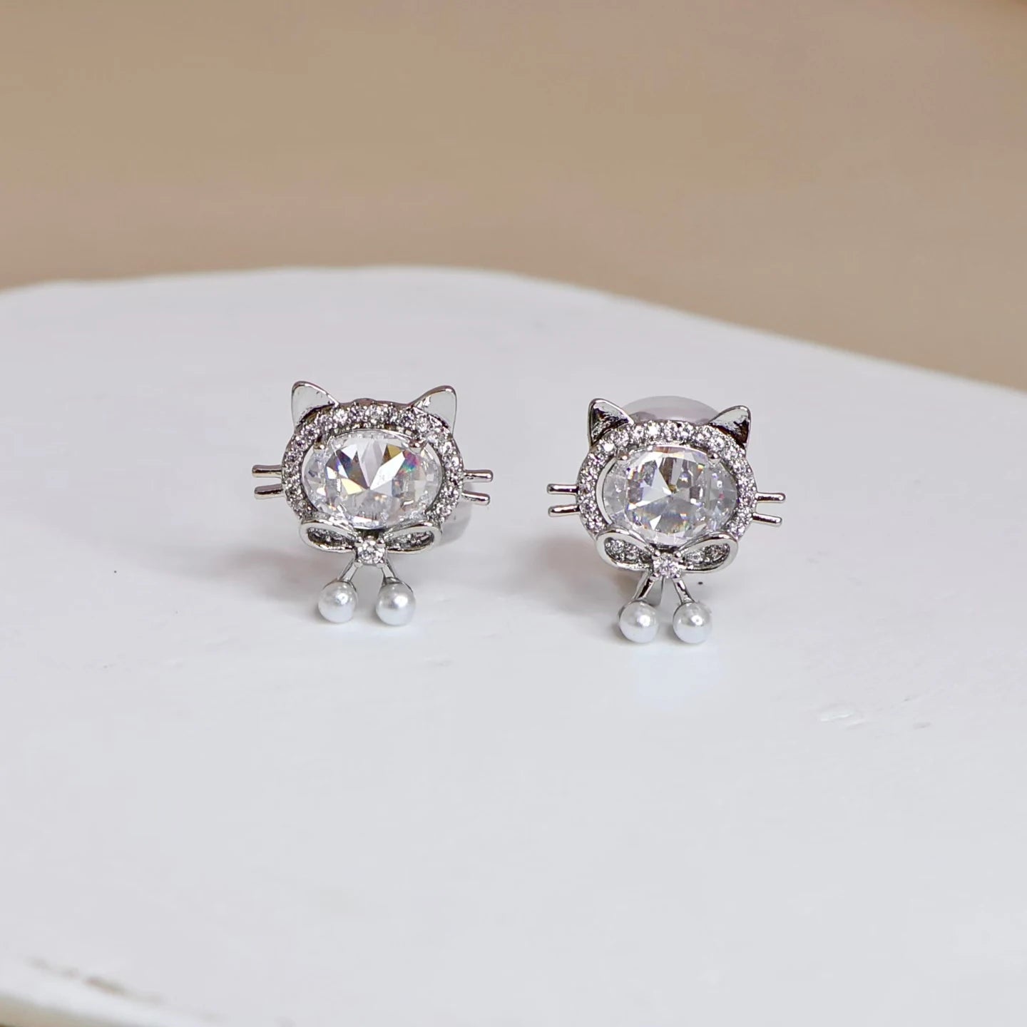 Ladies Cat Shape Imitation Pearl Small Clip-on Earring Sparking Glitter Fashion Cute Wholesale High Quality Jewelry Accessories