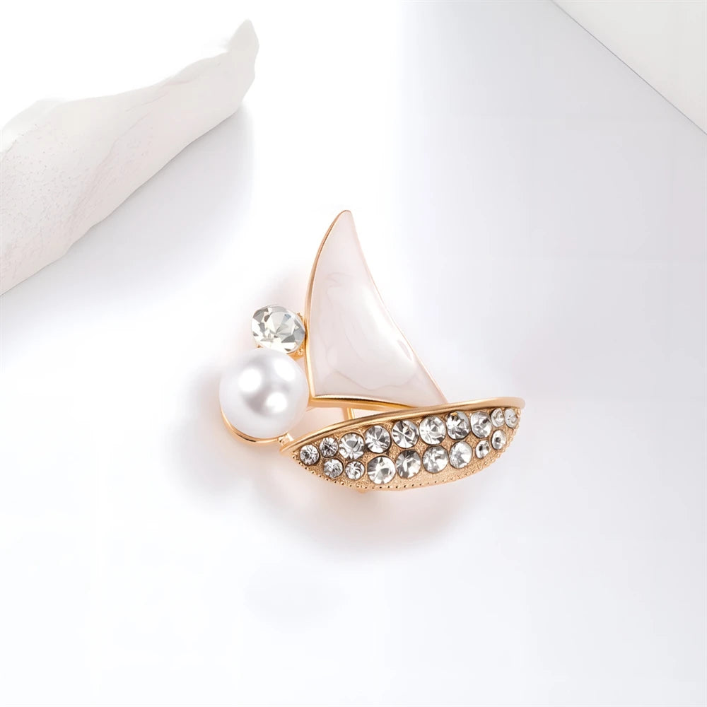 Fashion Boat Glitter Elegant Simple Brooches for Girls Sweet Imitation Pearl Pins Jewelry for Women Ladies Accessories Hot Sale