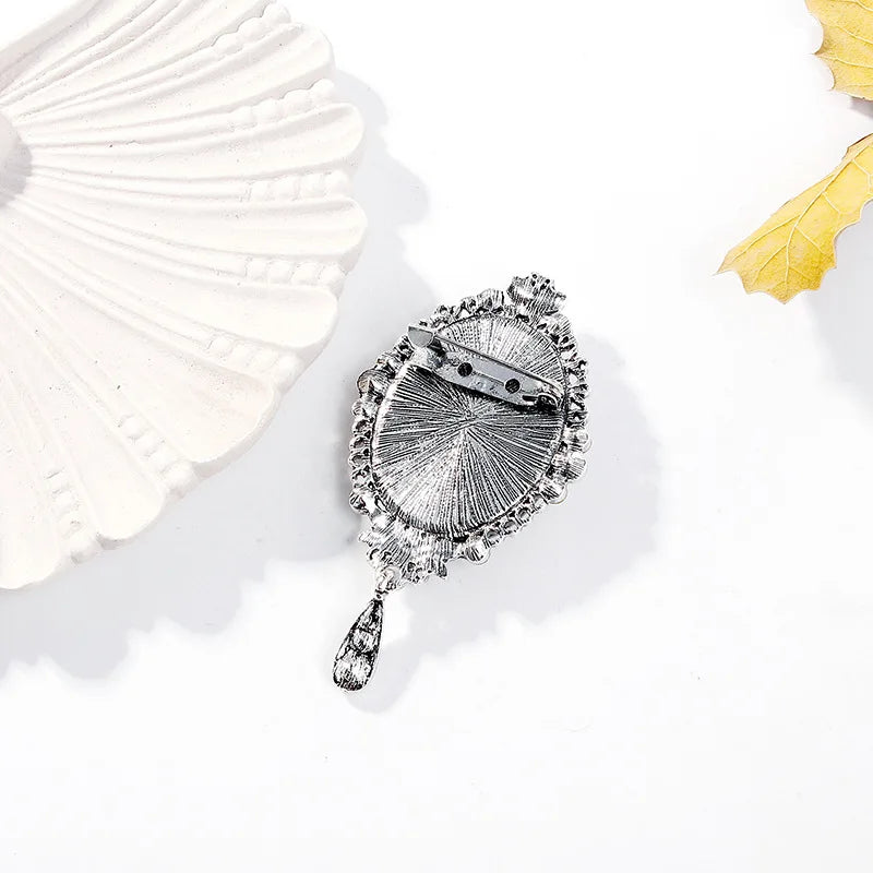 European and American Style Victoria Elegant Sparkle Brooches for Girls Vintage Retro Angel Jewelry for Women Ladies Accessories