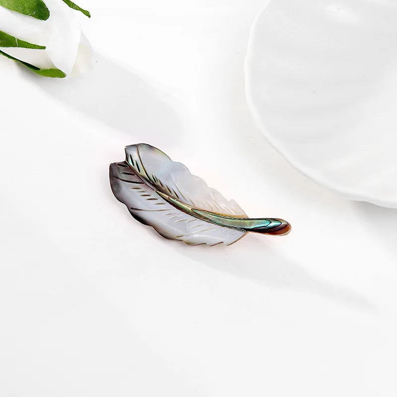 Fashion Feather Elegant Sweet Graceful Brooches for Girls Trendy Stylish Pins Jewelry for Women Ladies Accessories Wholesale
