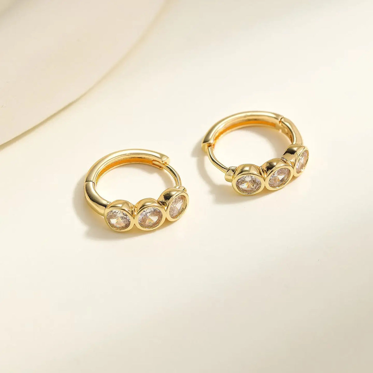 Simple Fashion Minimalistic Rhinestone Glitter Hoop Earrings Sweet Classic Jewelry for Women Ladies Accessories Wholesale