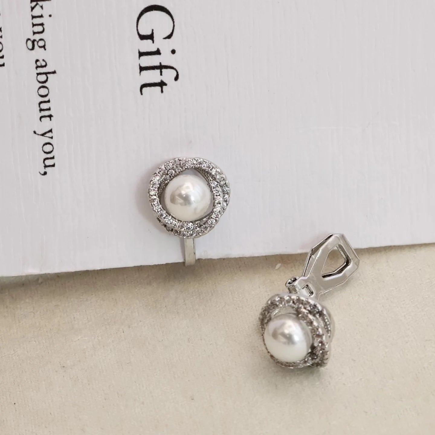 Ladies Creative Design Flower Shape Imitation Pearl Small Mini Clip-on Earring Fashion Glamorous Bulk Street Jewelry Accessories
