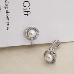 Ladies Creative Design Flower Shape Imitation Pearl Small Mini Clip-on Earring Fashion Glamorous Bulk Street Jewelry Accessories