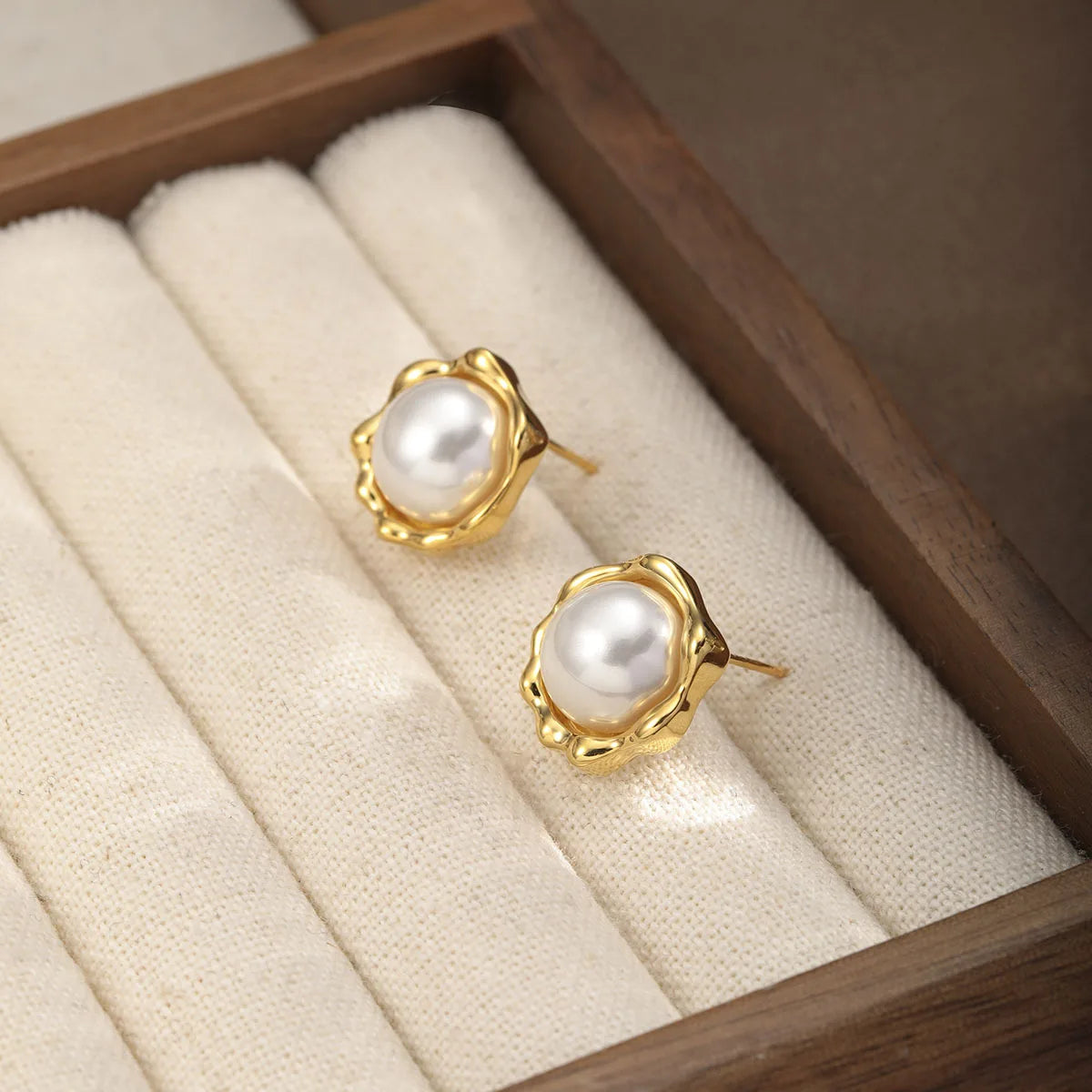 Fashion Simple Minimalistic Pearl Stud Earrings for Girls 18K Gold Plated Jewelry for Women Ladies Wholesale China Factory