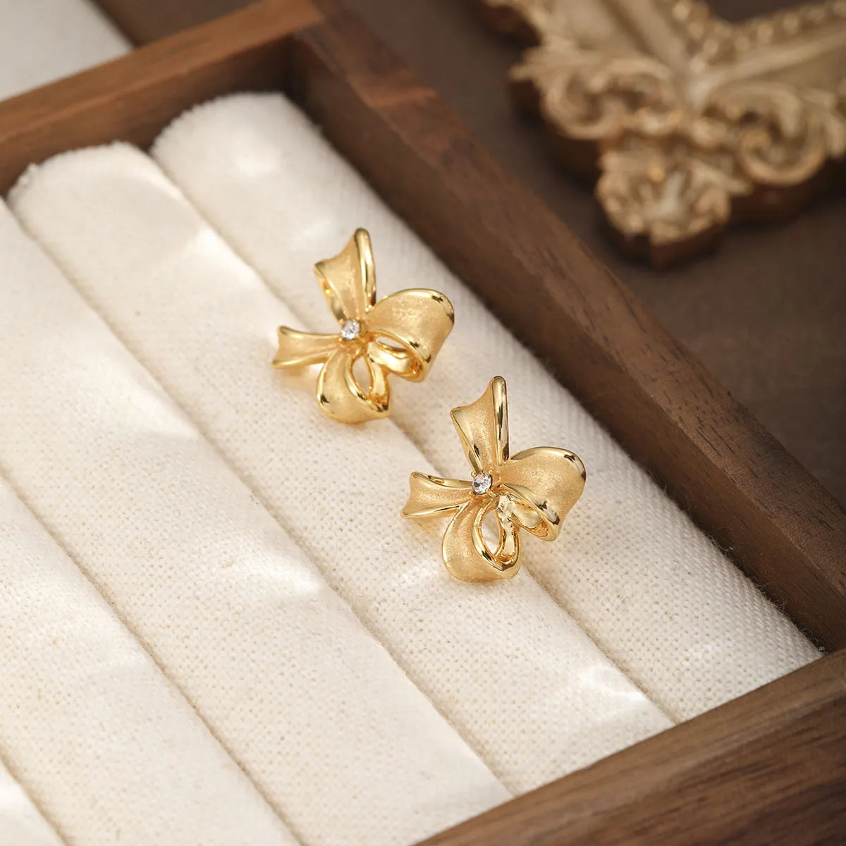Fashion Bowknot Butterfly 18K Gold Plated Stud Earrings for Girls Simple Classic Minimalistic Jewelry for Women Ladies Wholesale