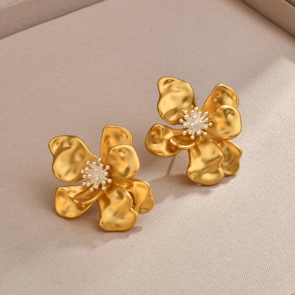 Female Retro Metal Flower Earrings Light Luxury Matte Gold Contrasting Stud Earrings Elegant Casual Fashionable Ear Jewelry