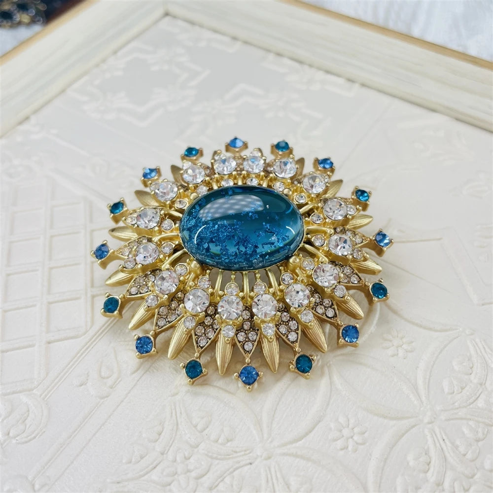 Fashion Luxury Glitter Sparkle Rhinestone Crystal Brooches for Girls Elegant Dainty Bold Jewelry for Women Ladies Accessories
