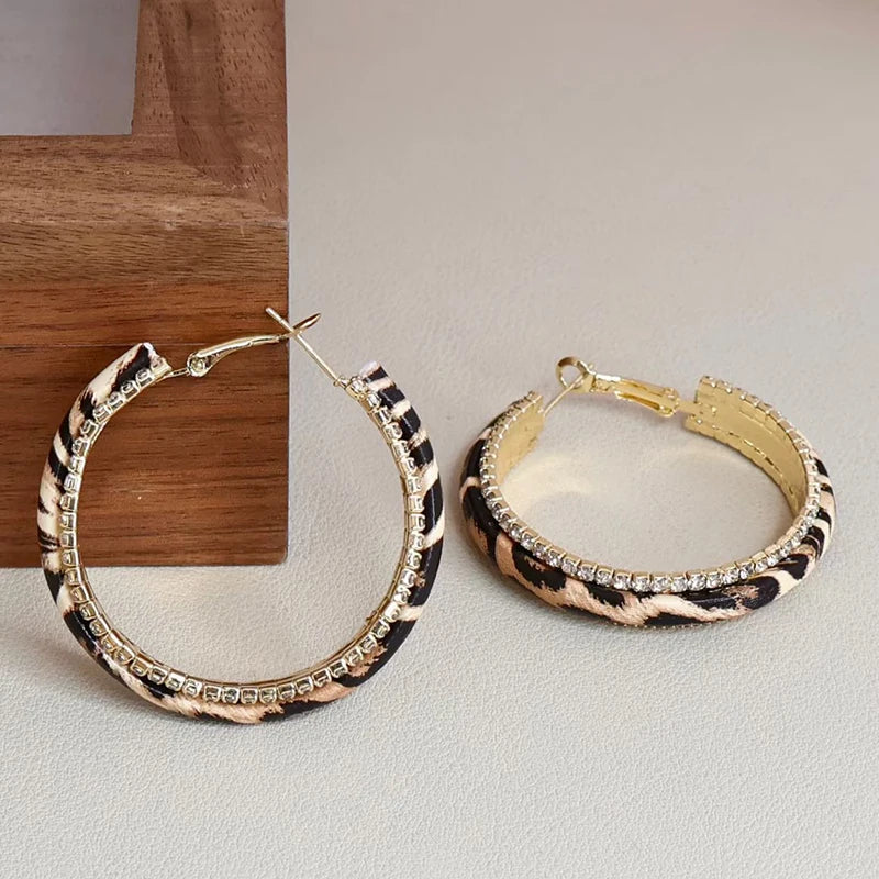 Fashion Simple Classic Minimalistic Hoop Earrings for Girls Trendy Stylish Art Deco Jewelry for Women Ladies Accessories Chic
