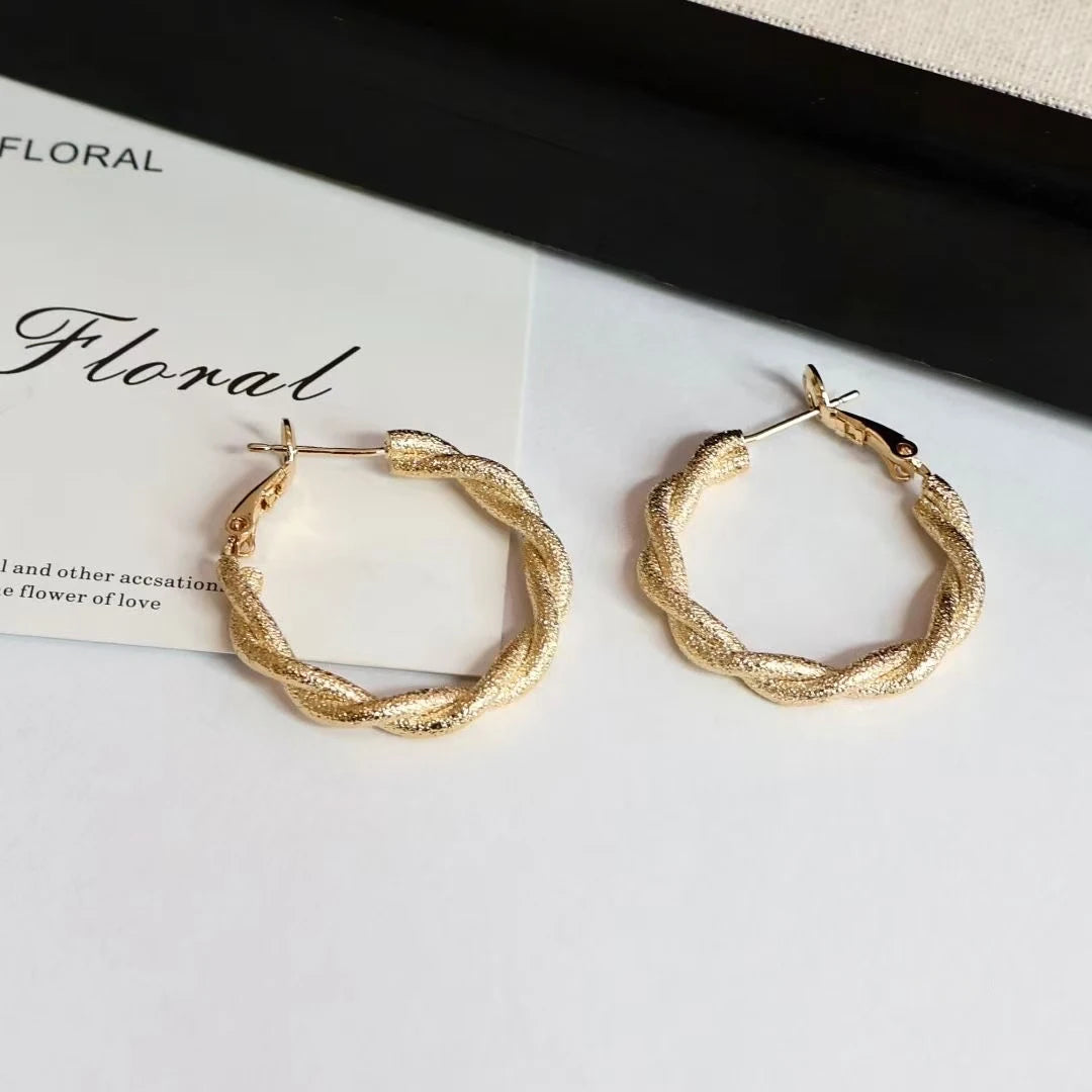 Fashion Luxury Simple Classic Hoop Earrings for Girls Trendy Stylish Charms Jewelry for Women Ladies Accessories Bijuterias