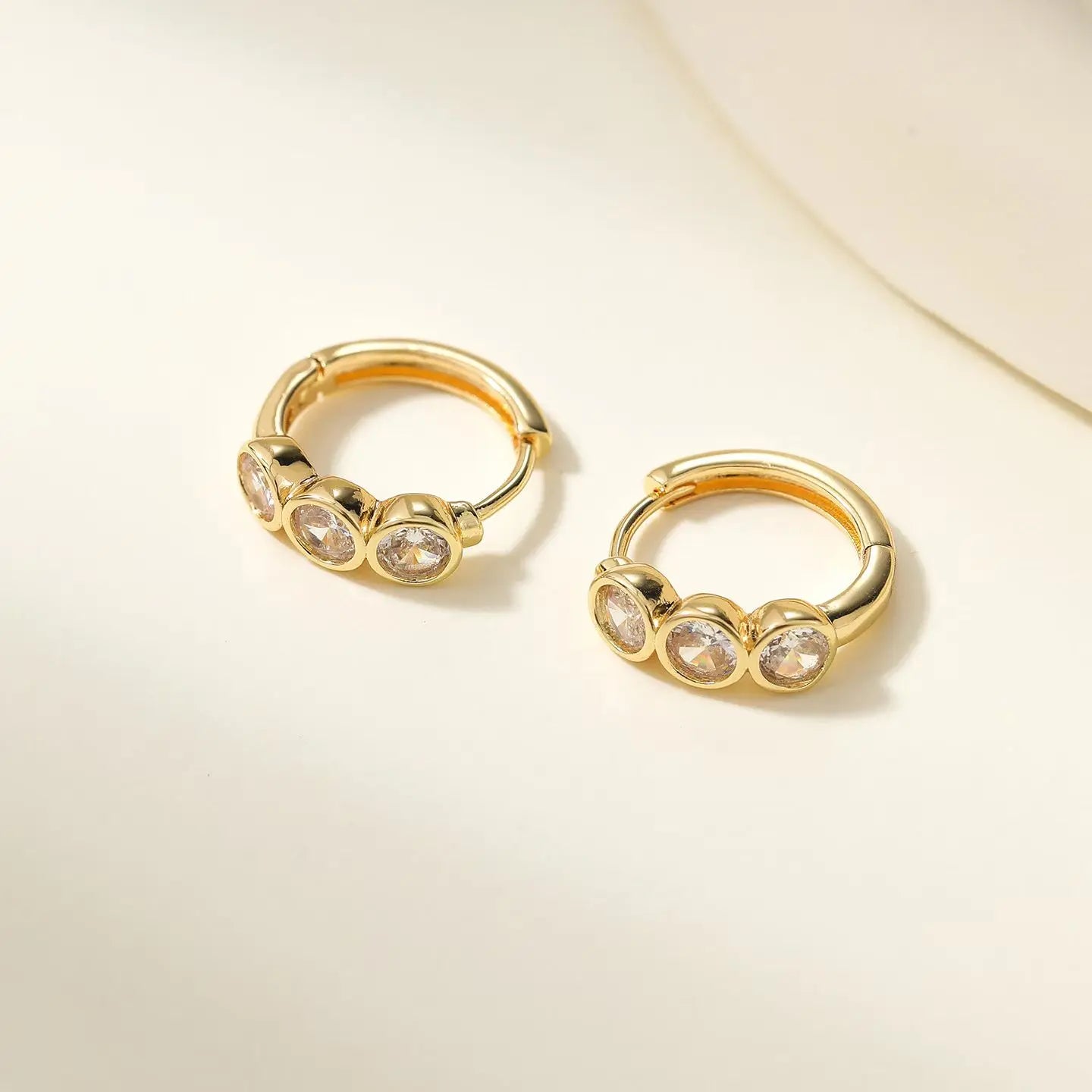 Simple Fashion Minimalistic Rhinestone Glitter Hoop Earrings Sweet Classic Jewelry for Women Ladies Accessories Wholesale