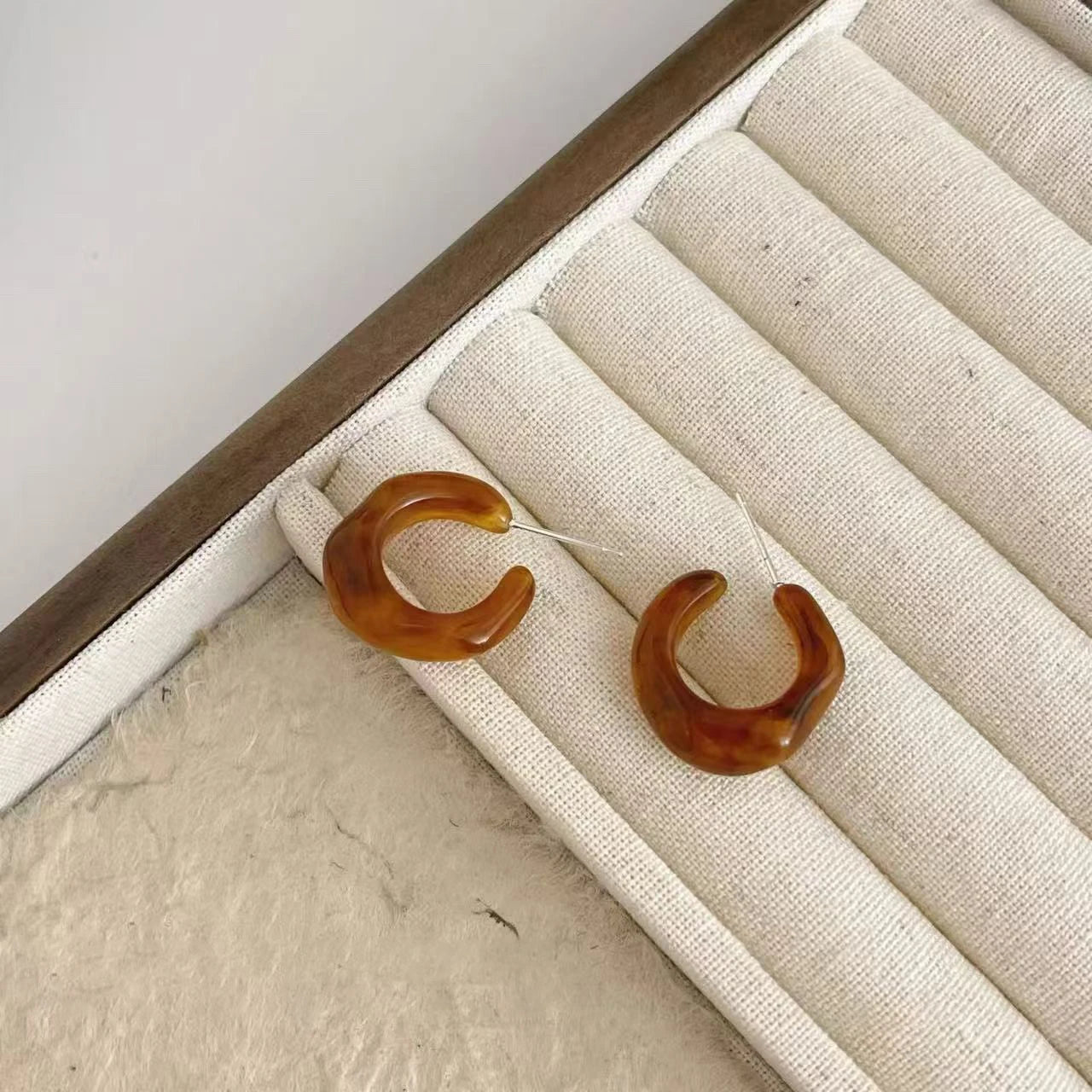Women Moon Shape Small Amber Hoop Earring Elegant Vintage Elegant Graceful Charms Bulk Jewelry Accessories for Causal Daily Use