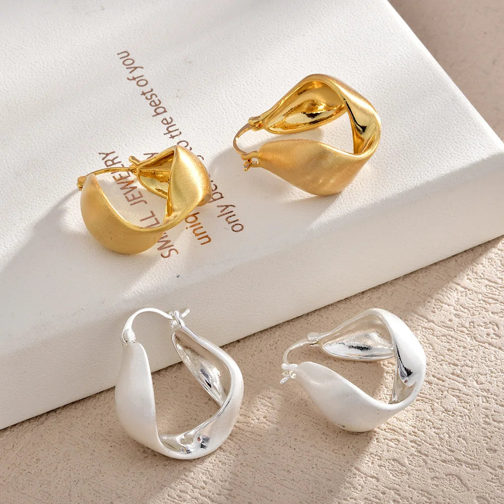Women's High-end Fashion Earrings Solid Color Minimalist Copper Twisted Earrings Niche Design Lightweight Accessories Wholesale