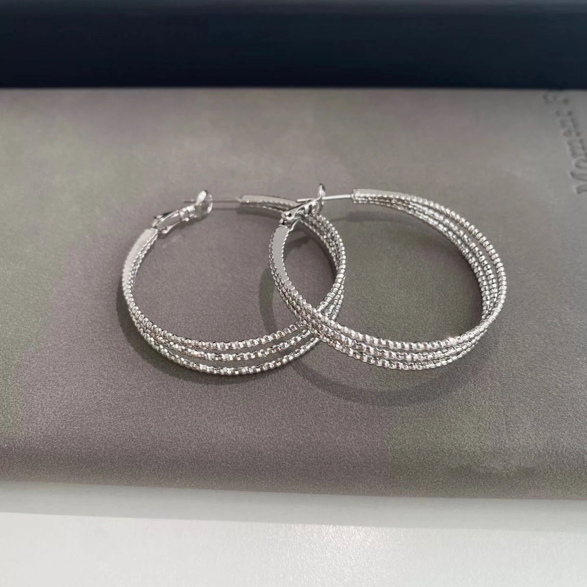 Ladies High Quality Lightweight Large Hoop Earring Fashion Chic Sparking Glamorous Wholesale Jewelry Accessories for Women Daily