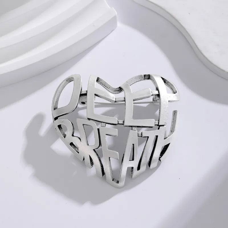 Fashion Simple Heart Shaped Sweet Brooches for Girls Cute Minimalistic Pins Jewelry for Women Ladies Accessories New Design