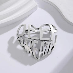 Fashion Simple Heart Shaped Sweet Brooches for Girls Cute Minimalistic Pins Jewelry for Women Ladies Accessories New Design