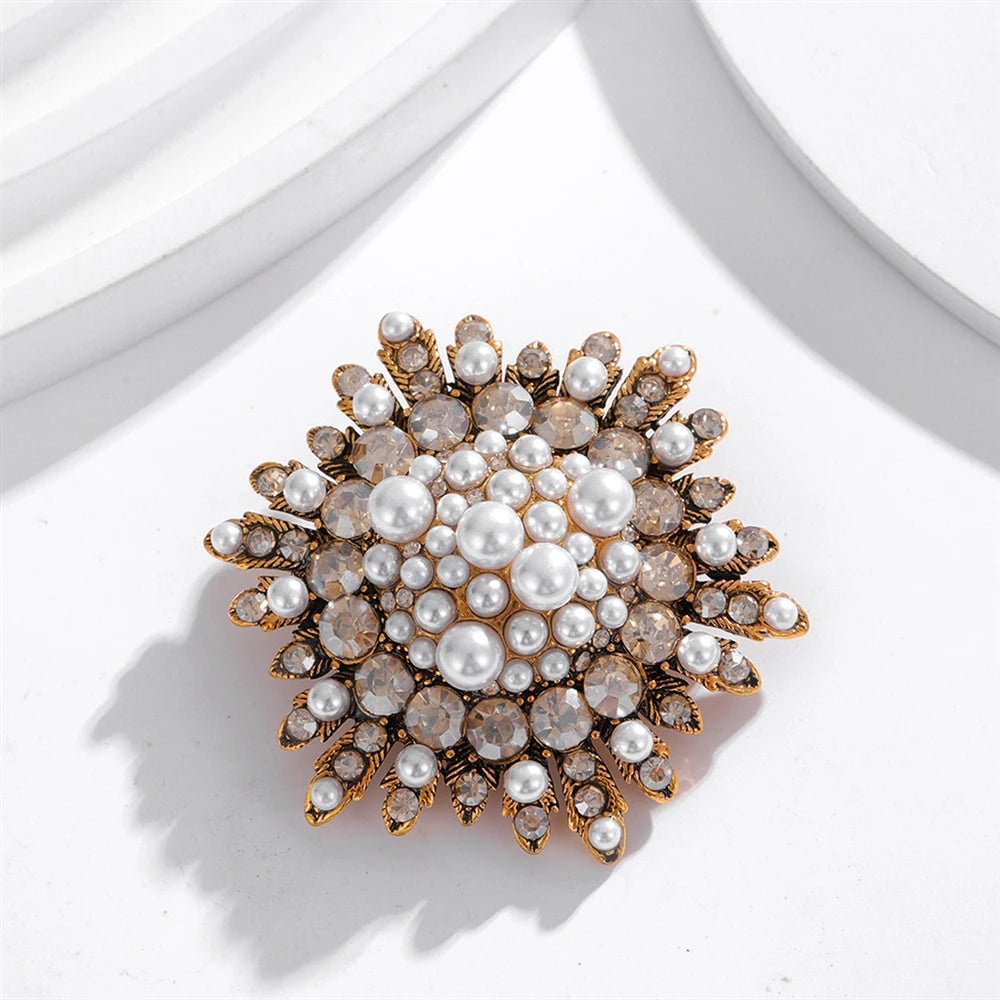 Fashion Imitation Pearl Luxury Brooches for Girls Sweet Elegant Graceful Pins Jewelry for Women Ladies Accessories New Design