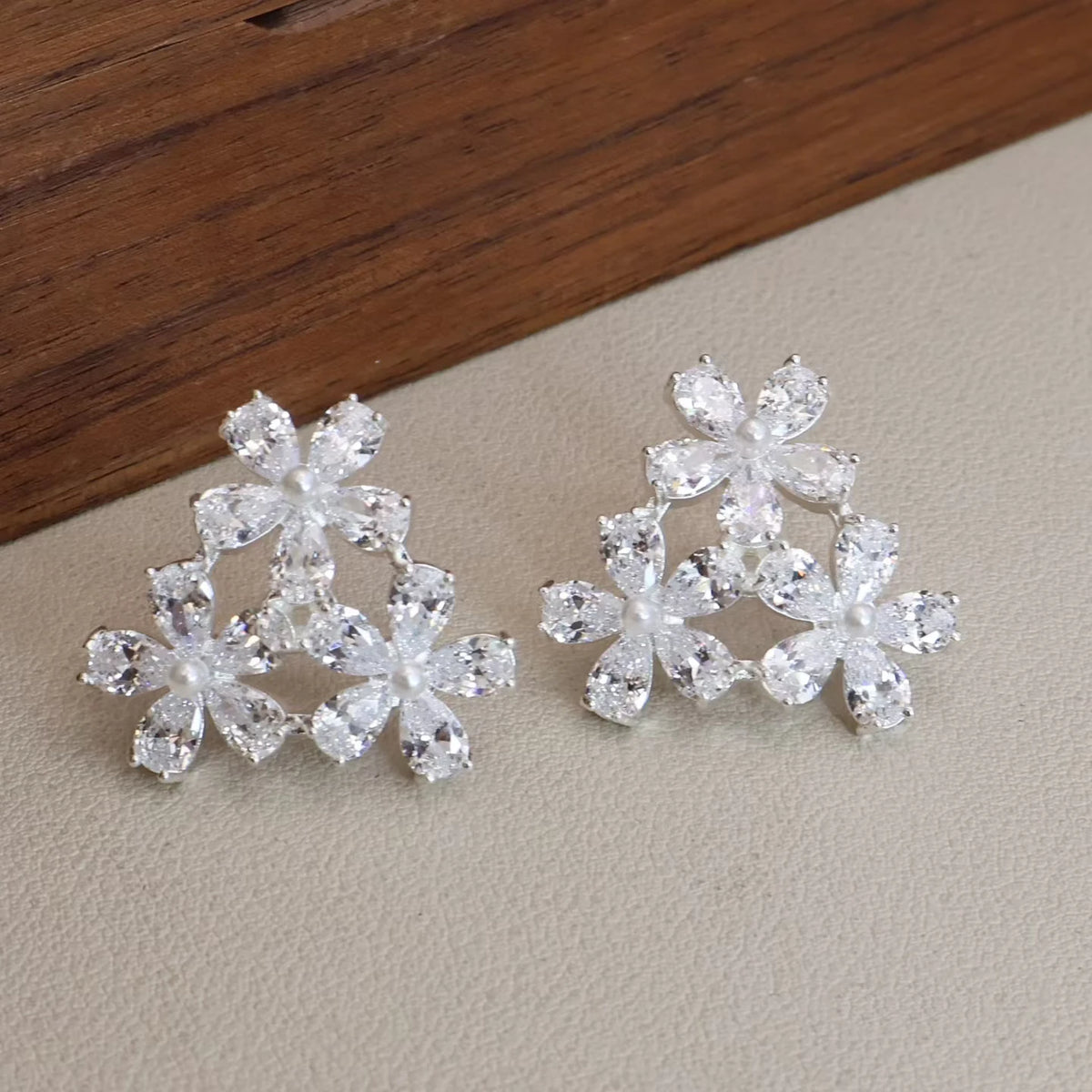 Glitter Flower Imitation Pearl Luxury Stud Earrings for Girls Elegant Simple Glamorous Jewelry for Women Ladies Accessories