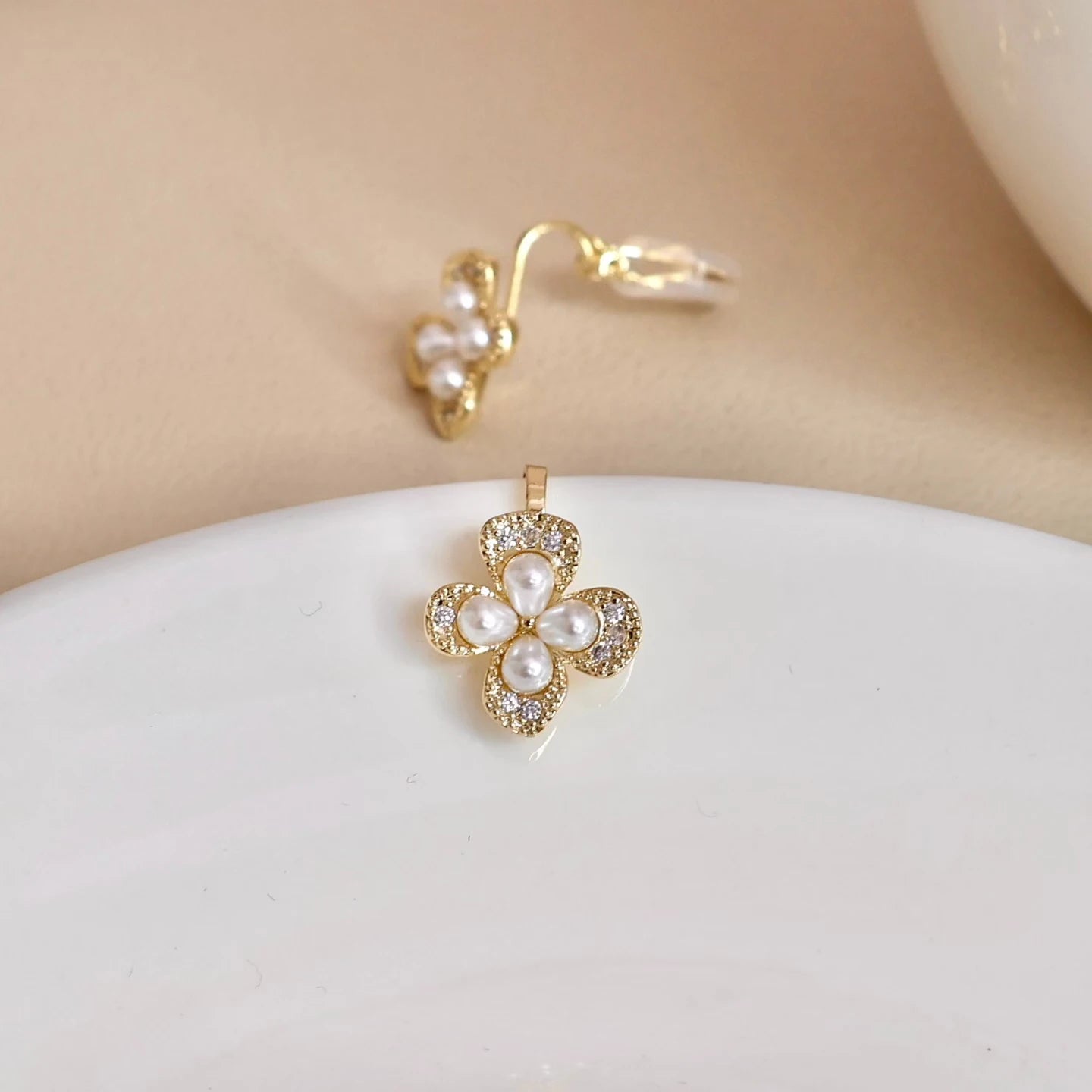 Fashion Imitation Pearl Sweet Elegant Bowknot Clip on Earrings for Girls Art Deco Dainty Jewelry for Women Ladies Accessories