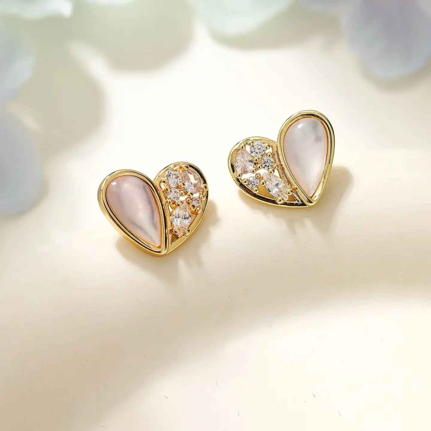 Fashion Simple Heart Shaped Stud Earrings for Girls Minimalistic Glamorous Art Deco Jewelry for Women Ladies Accessories Chic