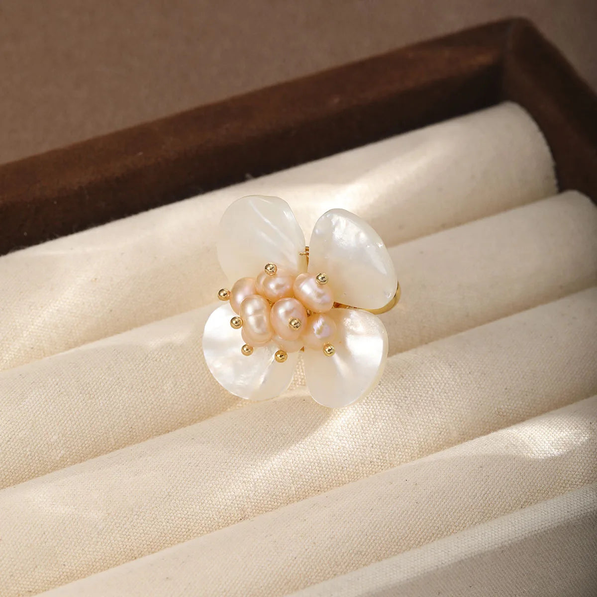 Fashion Freshwater Pearl Shell 18K Gold Plated Flower Rings for Girls Elegant Jewelry for Women Ladies Wholesale China Factory