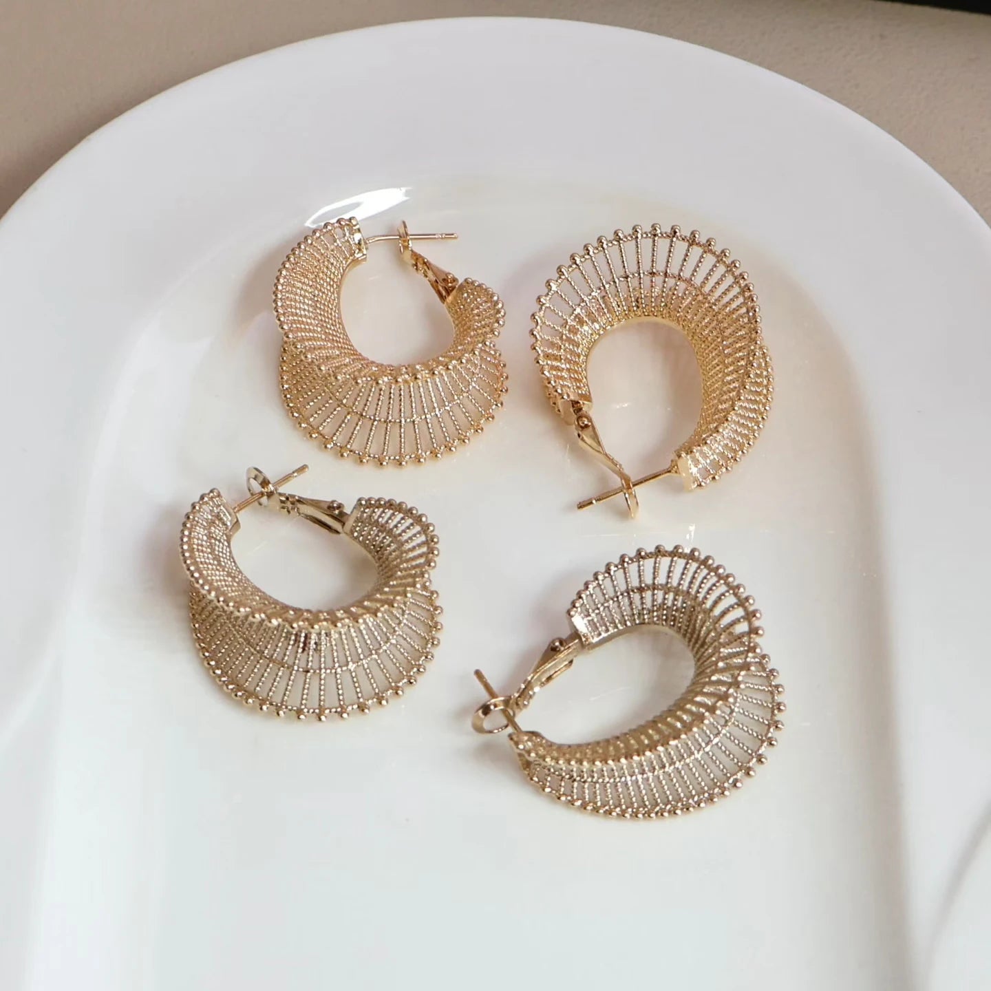 Fashion Trendy Minimalistic Simple Hoop Earrings for Girls Charms Chic Art Deco Jewelry for Women Ladies Accessories Wholesale