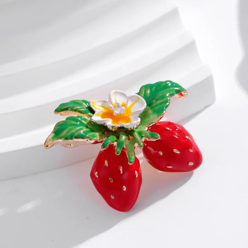 Fashion Fruits Strawberry Sweet Brooches for Girls Elegant New Design Glamorous Pins Jewelry for Women Ladies Accessories