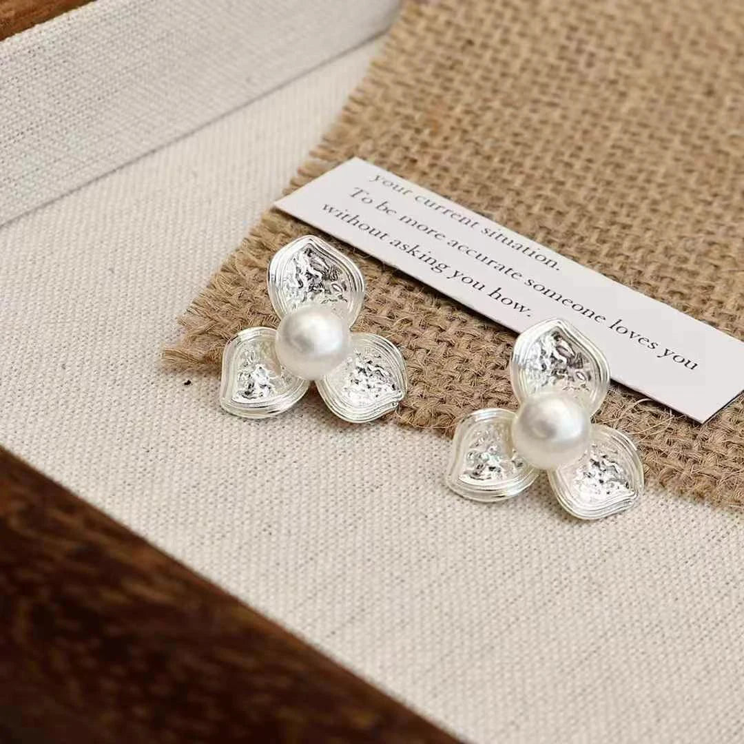 Luxury Classic Imitation Pearl Stud Earrings for Girls Flower Graceful Jewellry for Women Ladies Accessories Chinese Supplier