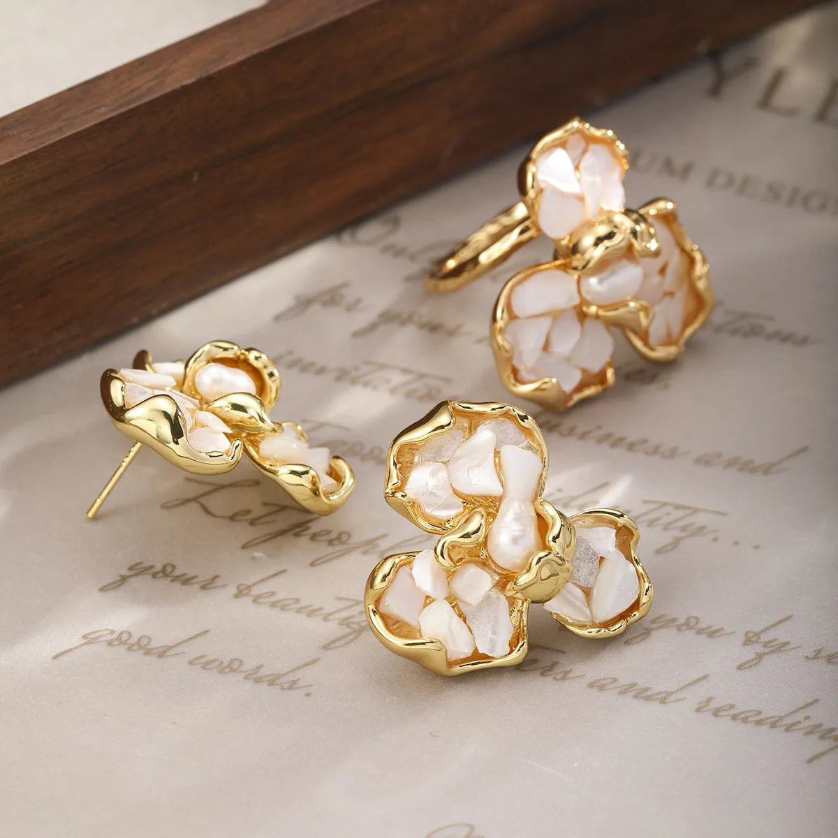 Fashion Crushed Shell Copper 18K Gold Plated Jewelry Sets for Girls Stud Earrings Rings for Women Lady Wholesale Low MOQ Flower
