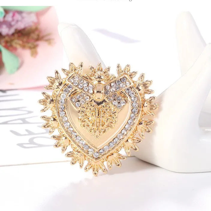 Fashion Trendy Glitter Heart Shaped Sweet Brooches for Girls Sweet Sparking Pins Jewelry for Women Ladies Accessories New Design