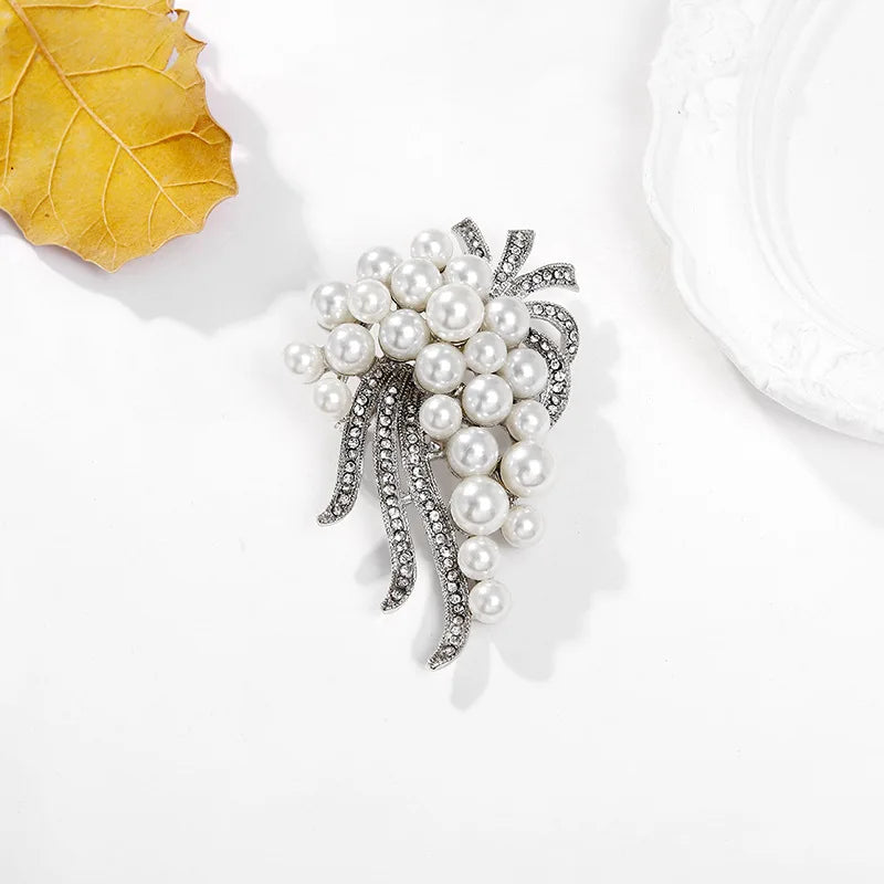 Fashion Glitter Imiattion Pearl Sparkle Brooches for Girls Sweet Elegant Sparkle Pins Jewelry for Women Ladies Accessories